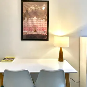 Apartamento Charming Bright Sunny Near Canal St Martin, París